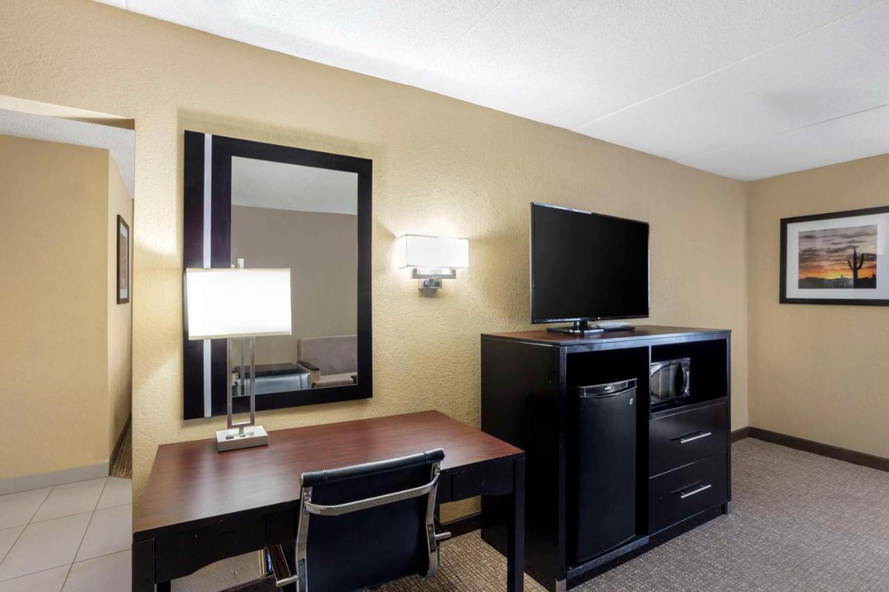 Best Western Harrisburg North Hotel Buitenkant foto